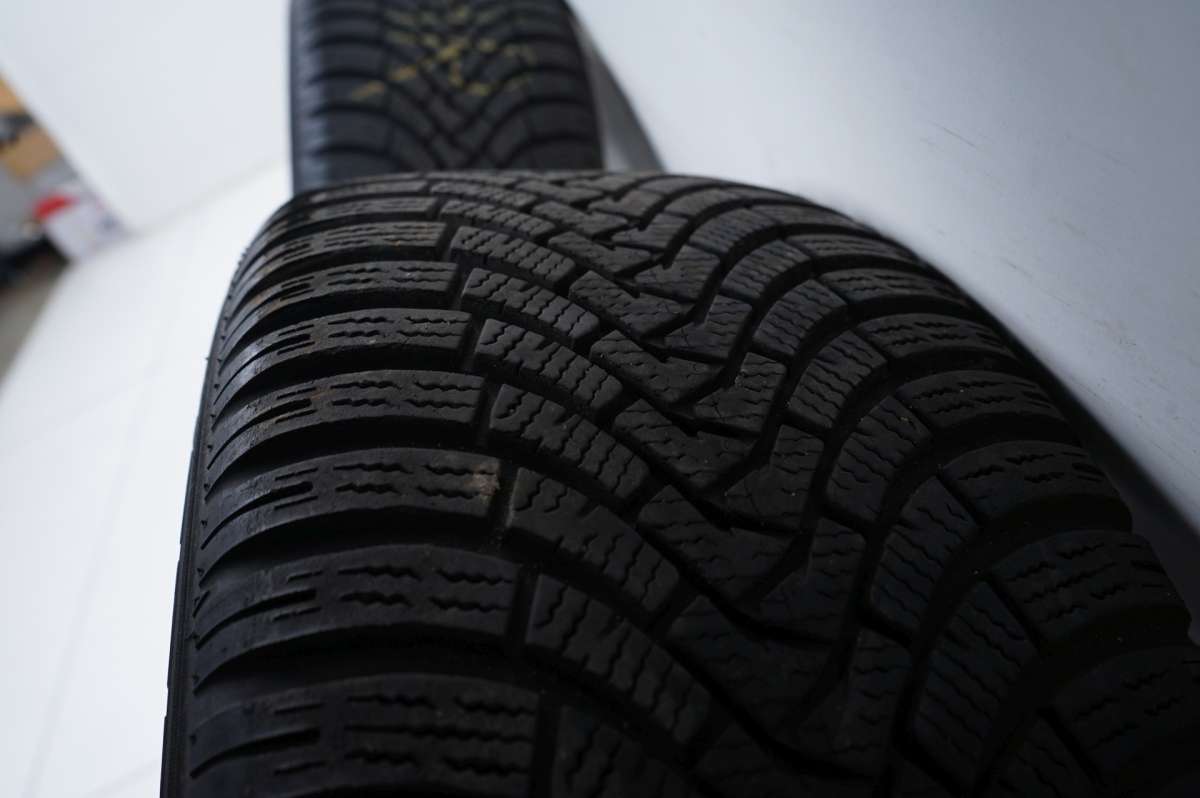 Ford KUGA Volvo XC70 Winterreifen 235 55 17 Zoll 5x108